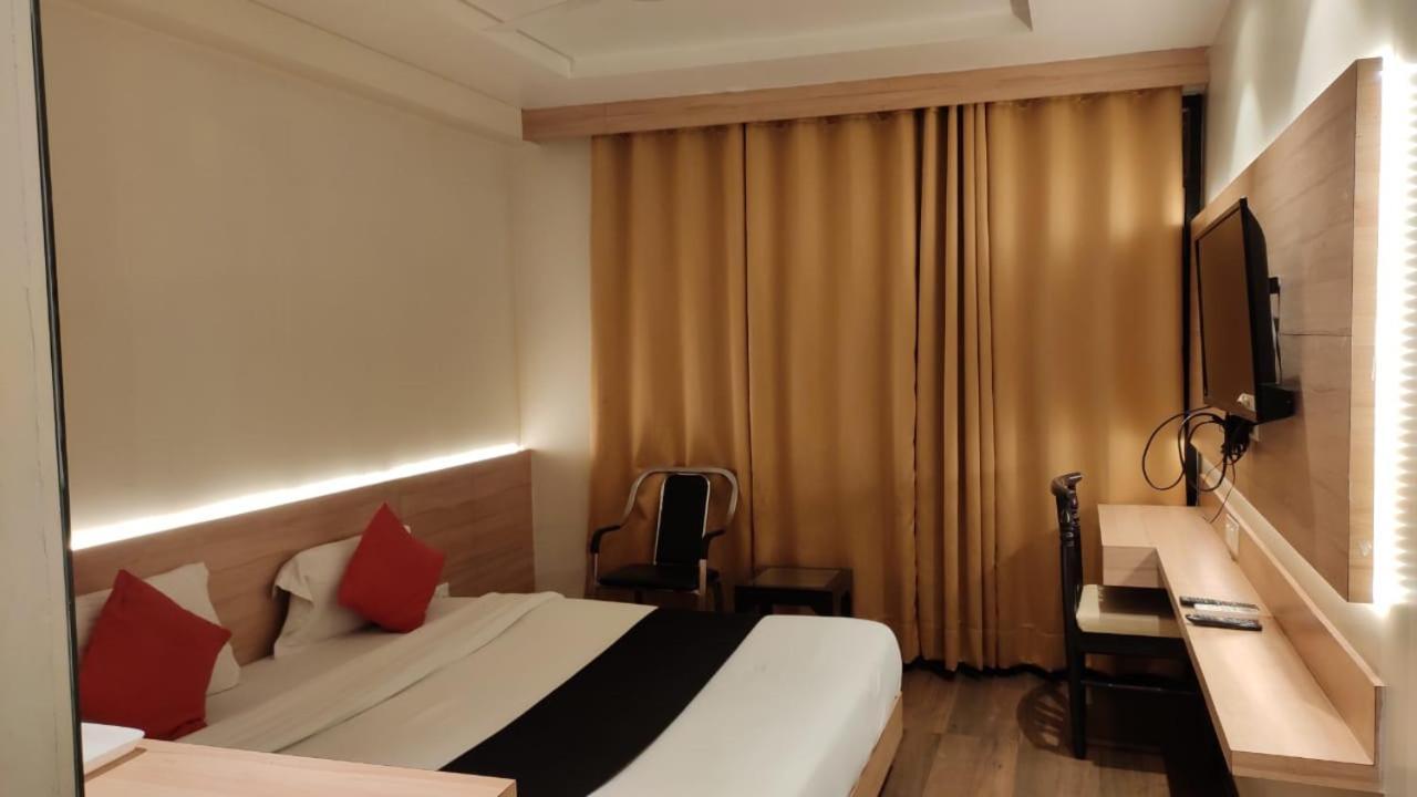 Hotel Poseidon Inn ラクナウ エクステリア 写真